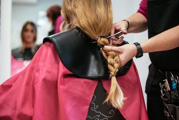 Photo woman donating hair for cancer