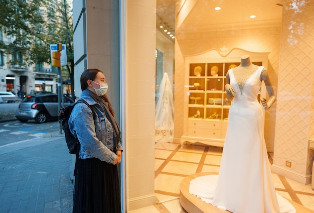 Donna che sogna un abito da sposa costoso