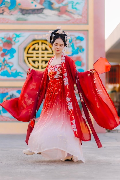 写真 中国新年 伝統服を着た女性 鮮やかな赤いドレスを着た美しい若い女性 中国の女王の冠を着ている女性の肖像画