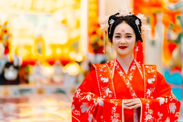 写真 中国新年 伝統服を着た女性 鮮やかな赤いドレスを着た美しい若い女性 中国の女王の冠を着ている女性の肖像画