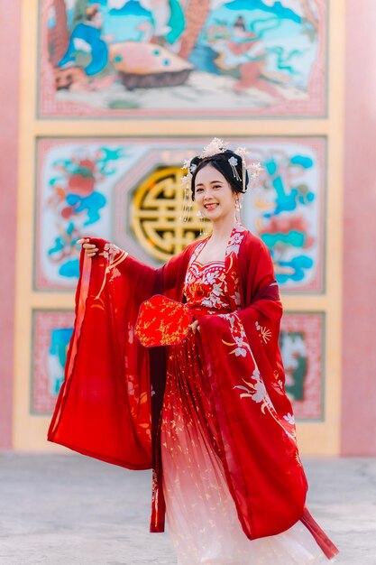 写真 中国新年 伝統服を着た女性 鮮やかな赤いドレスを着た美しい若い女性 中国の女王の冠を着ている女性の肖像画