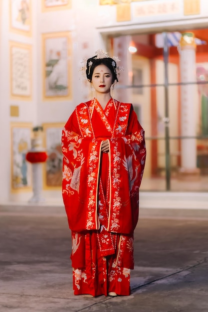 Foto abbigliamento femminile cina ritratto di capodanno di una donna in costume tradizionale donna in abito tradizionale bella giovane donna in un vestito rosso brillante e una corona di regina cinese in posa