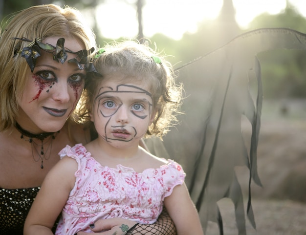 写真 メイクアップガールとハロウィーンのための女性のドレス