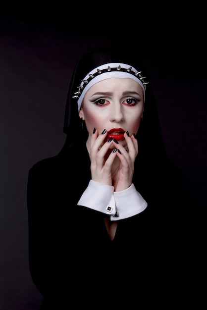 Photo woman dressed in an evil sexy nun