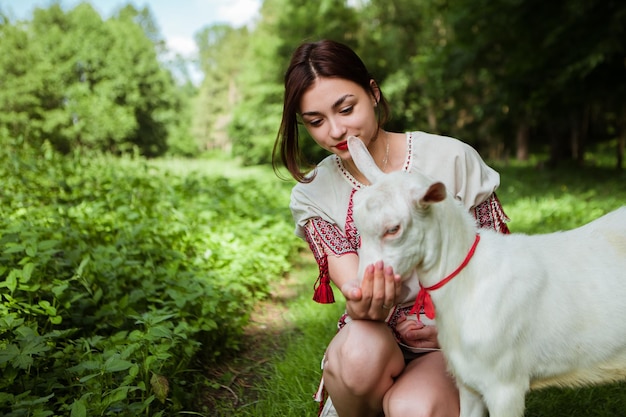 Женщина одета в традиционную модную украинскую вышивку-вышиванку, рубашку, этнический костюм