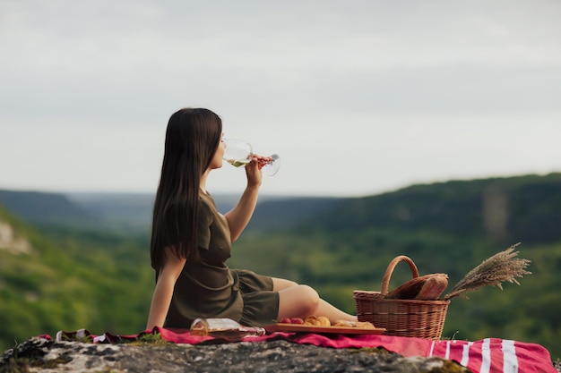 女性は白ワインを一杯飲む