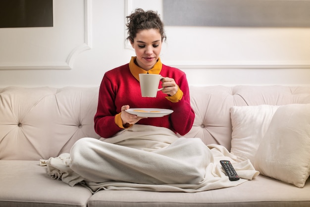 女性が自宅でお茶を飲む