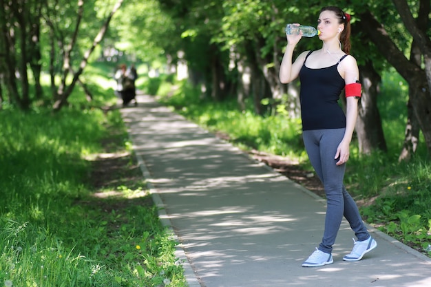 Женщина пьет водный спорт