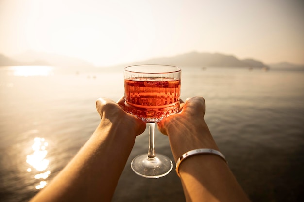 ビーチでカクテルを飲む女性