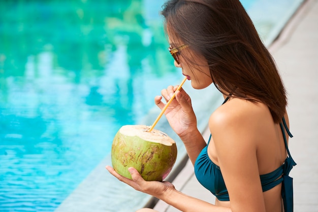 Photo woman drinking cocktail