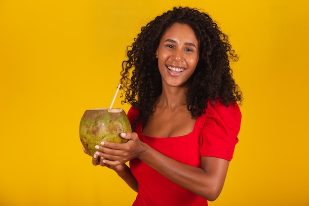 Foto donna che beve acqua di cocco