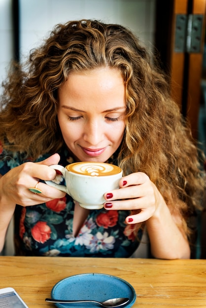 コーヒーを飲む女性リフレッシュメント概念