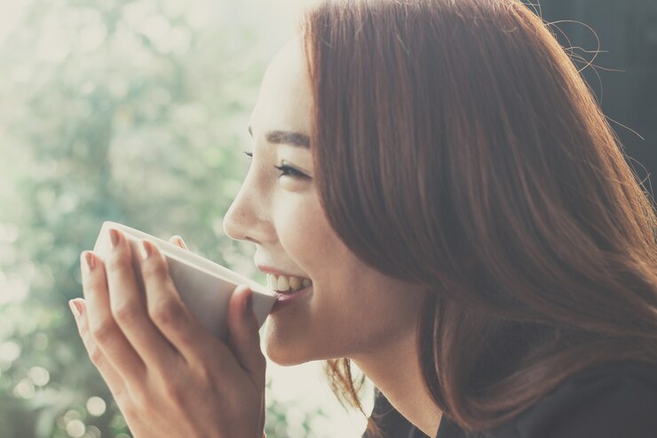 Photo コーヒーショップでコーヒーを飲む女性、秘書は彼らがコーヒーを飲むとき幸せです。