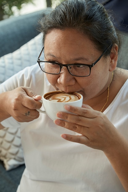 Woman drinking coffee in the coffee shop