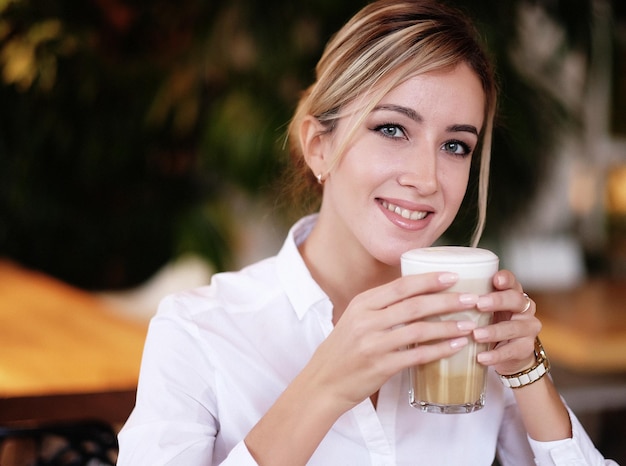 Женщина пьет кофе по утрам в ресторане
