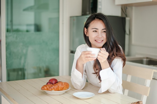 朝のコーヒーを飲む女性