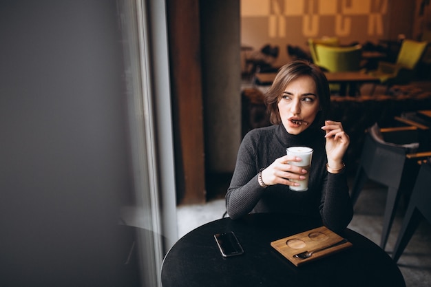Женщина пила кофе с звездой печенья в кафе