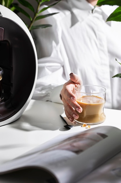 ミルクとコーヒーを飲む女性