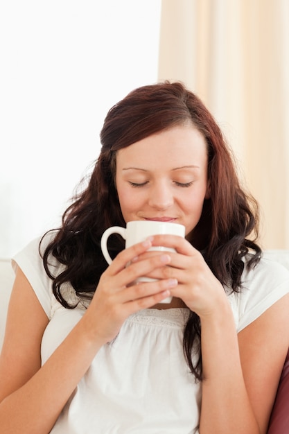 女性のコーヒーを飲む