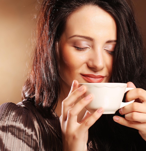 女性の飲料コーヒー