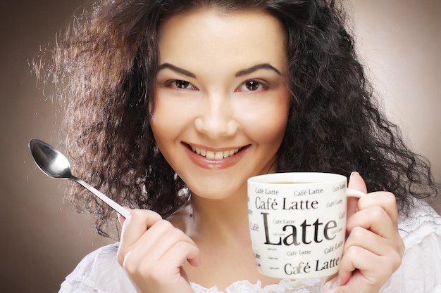 Donna bere il caffè