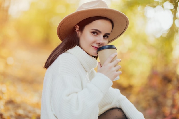 コーヒーを飲む女性