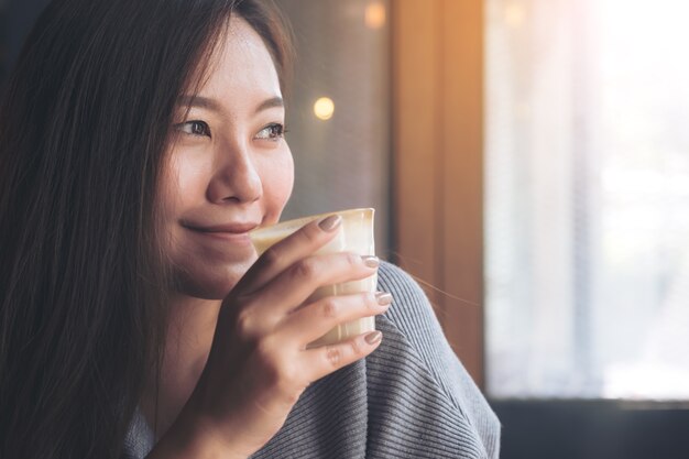 女性のコーヒーを飲む