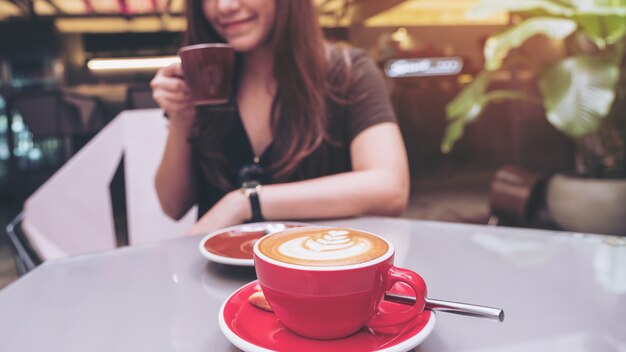 女性のコーヒーを飲む