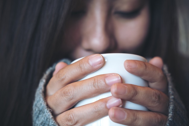 Donna che beve caffè