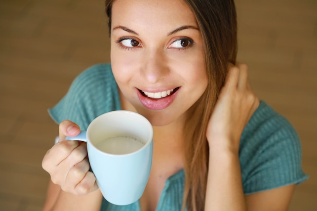 一杯のコーヒーを飲む女性