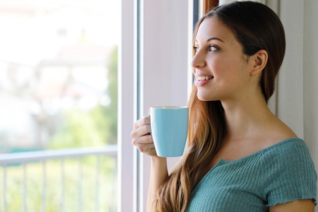 一杯のコーヒーを飲む女性