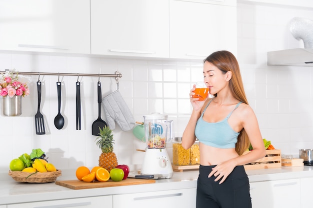 果物や野菜のジュースを飲む女性。