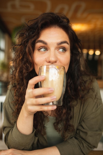 カフェでコーヒーを飲む女性