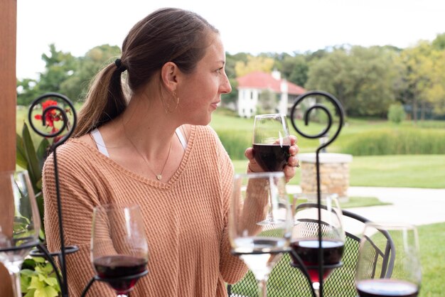 写真 テーブルの上でグラスを飲んでいる女性