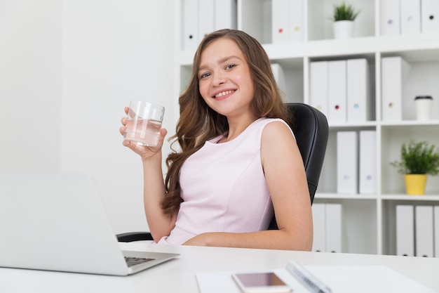 水を飲む女性の女性