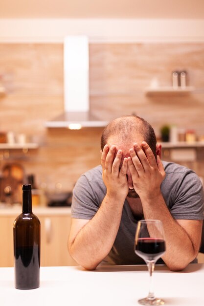 写真 グラスを飲んでいる女性