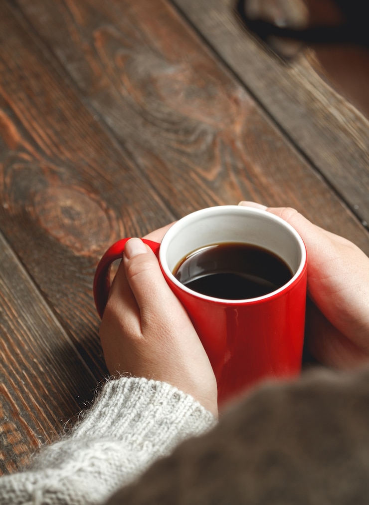 Photo woman drinking hot coffee