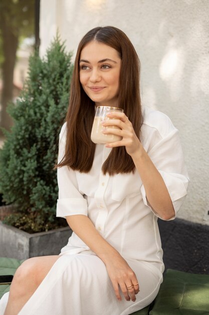donna che beve caffè freddo