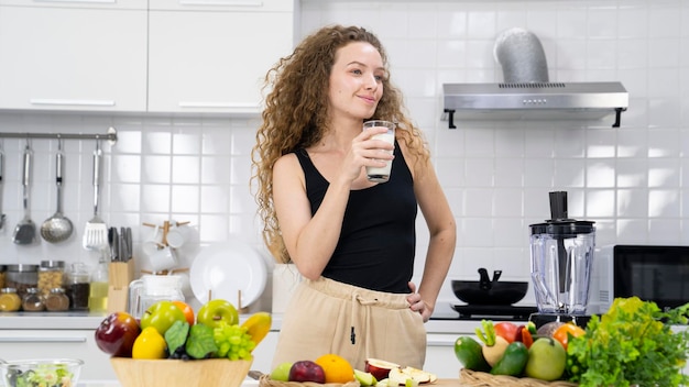 女性は牛乳を飲む