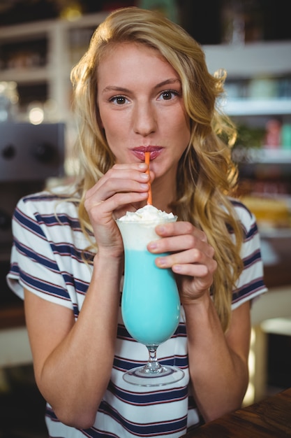 ストローでミルクセーキを飲む女性