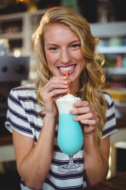 ストローでミルクセーキを飲む女性