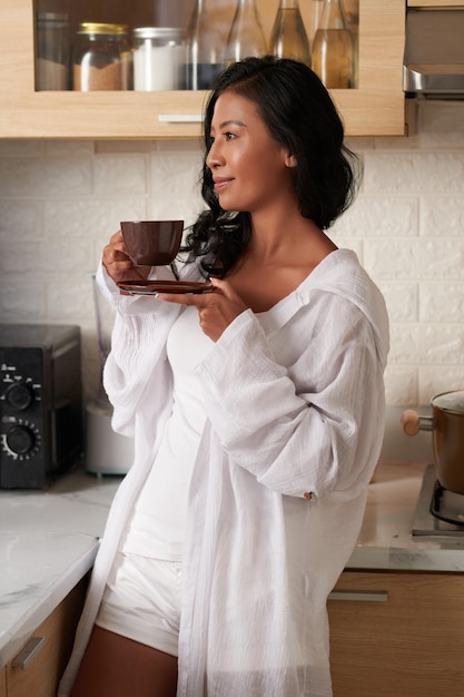 朝のコーヒーを飲む女性