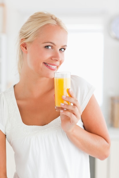 Photo woman drinking orange juice