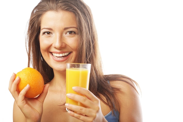 Женщина питьевой апельсиновый