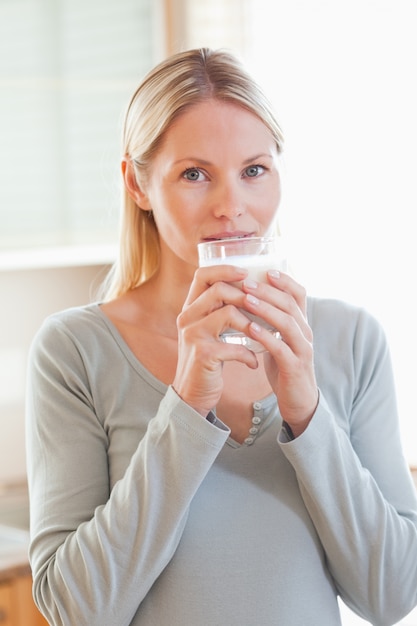 水を飲む女性