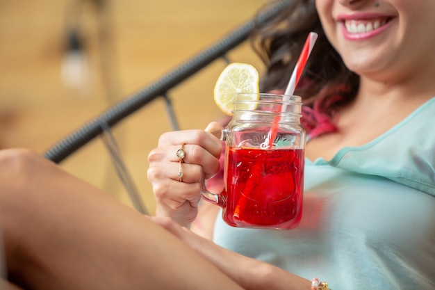 夏のカクテルを飲む女性