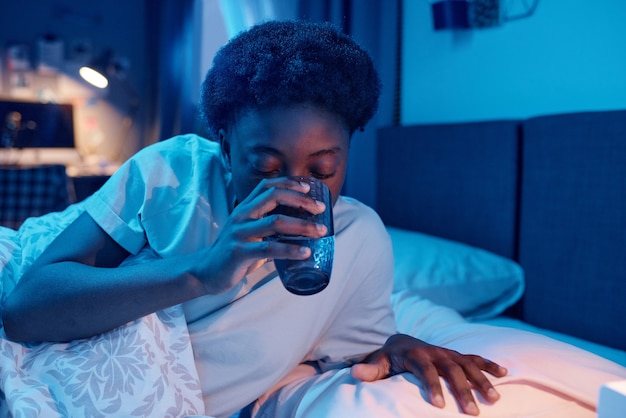 寝る前に水を飲む女性