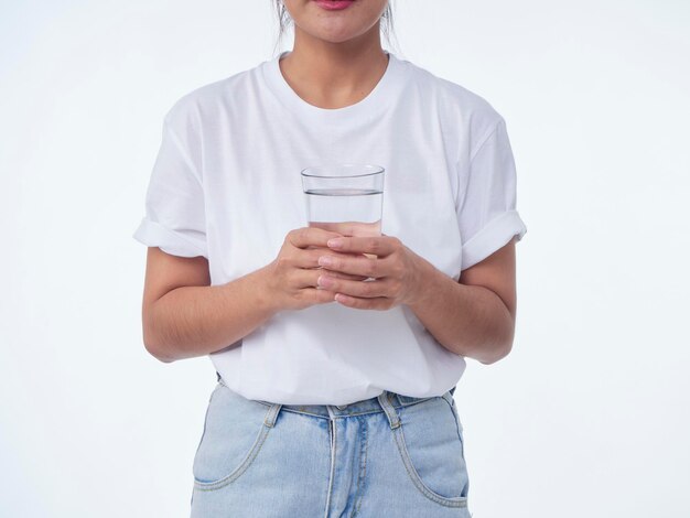 Foto donna che beve acqua su sfondo bianco