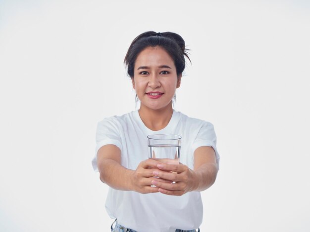 Foto donna che beve acqua su sfondo bianco