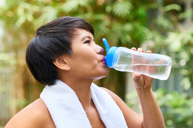 水を飲む女性